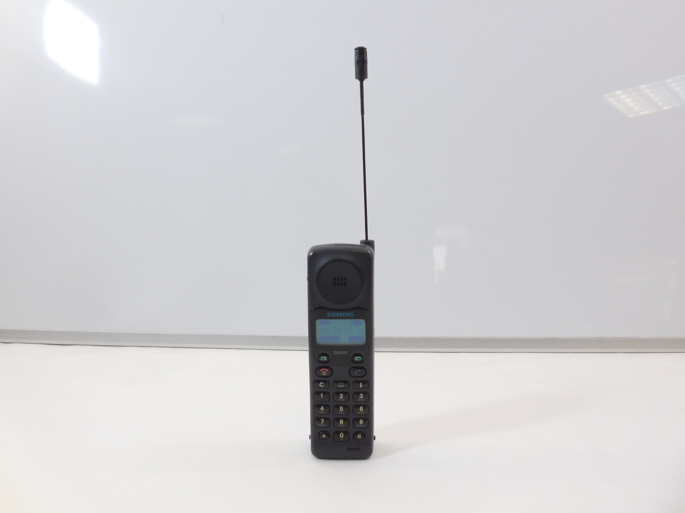 Siemens s100. Сименс мобильный радиотелефон 90-е. Сименс сотовый с антенной. Телефон Siemens s4 'Power'. Сотовый Моторола 90-х.
