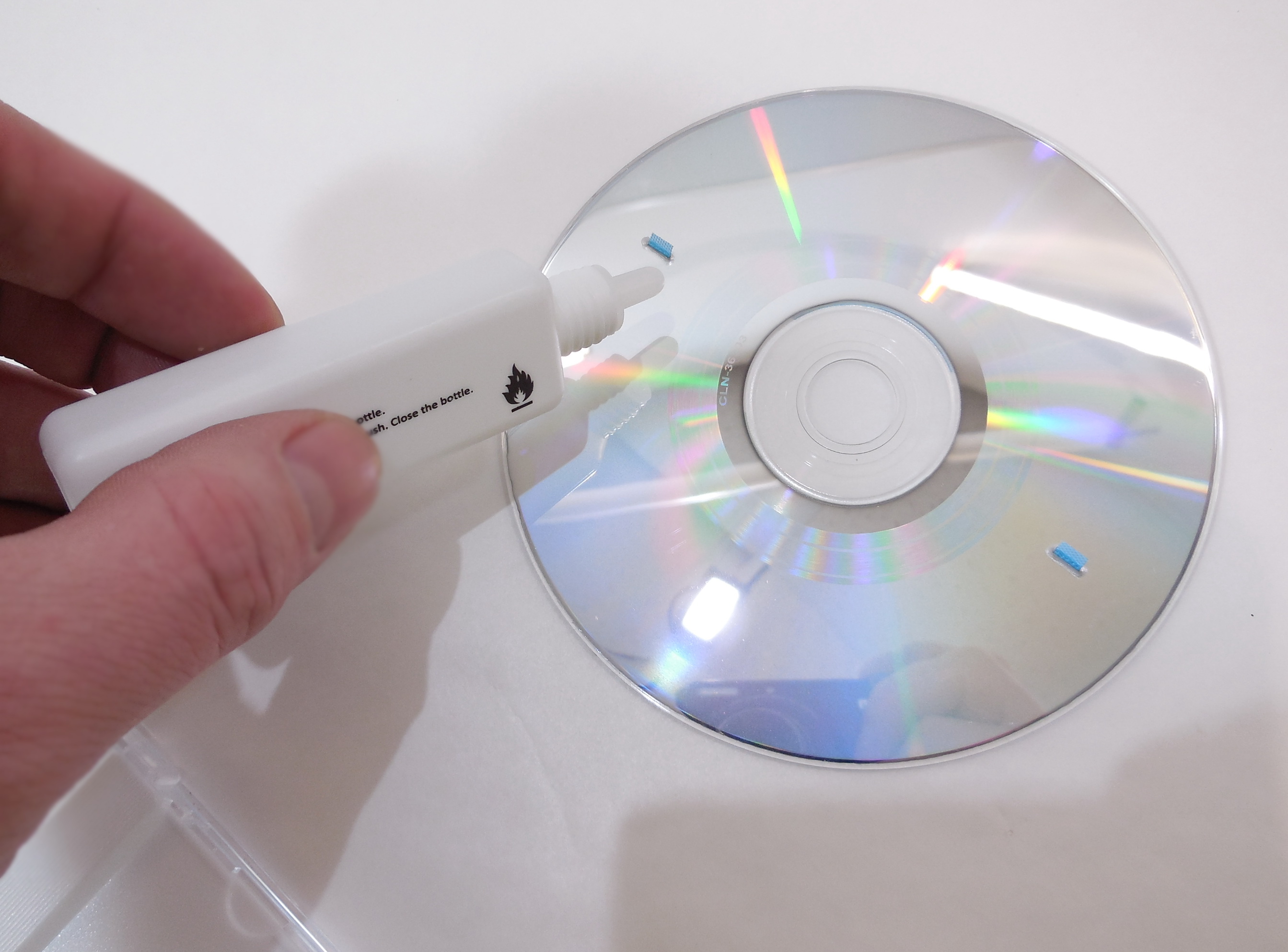 Очищения дисков. Диск для чистки лазера. Диск для очистки лазерной головки. Очищающий диск для дисковода. Чистка головки компакт-диска.