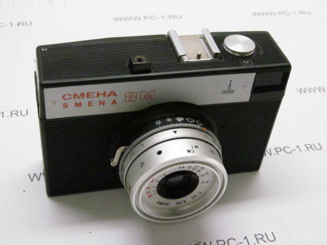 Аналоговый (пленочный) фотоаппарат Смена 8М — шкальный советский фотоаппарат выпускавшийся объединением ЛОМО с 1970 по 1995 год /Объектив — «Триплет» Т-43 1:4/40 мм, несменный, просветлённый /Угловое