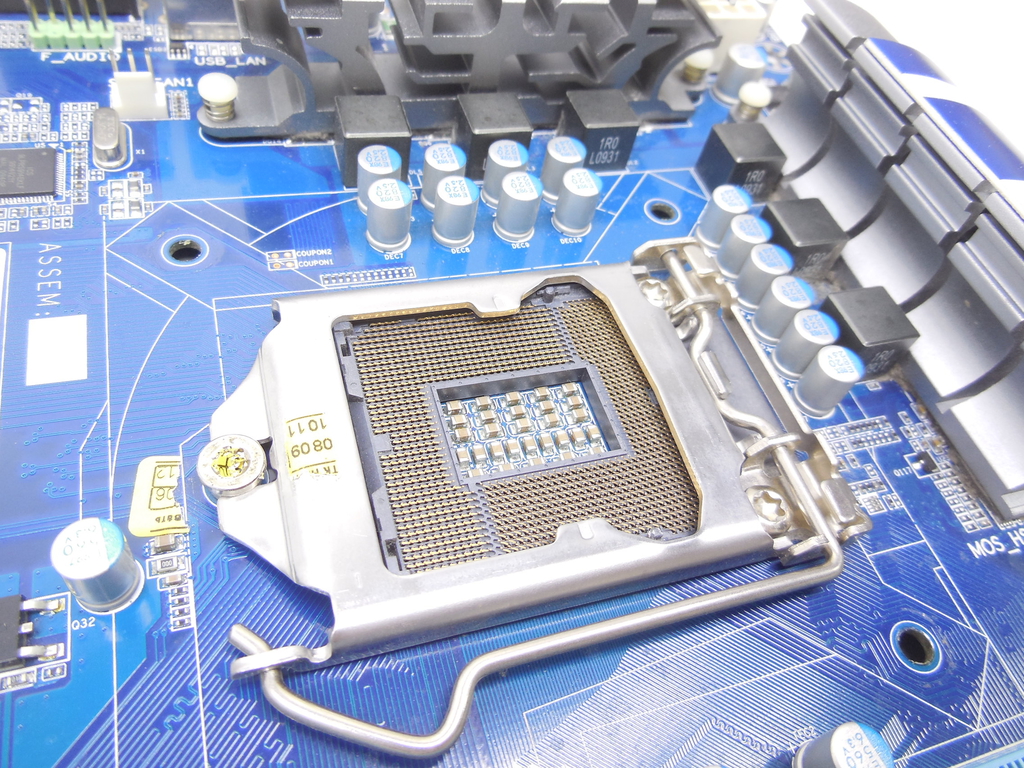 Материнская плата Socket 1156 Gigabyte GA-P55-UD3 <br />Имеется небольшой дефект разъема PS/2 (На работоспособность подключаемых устройств не влияет) - Pic n 310979