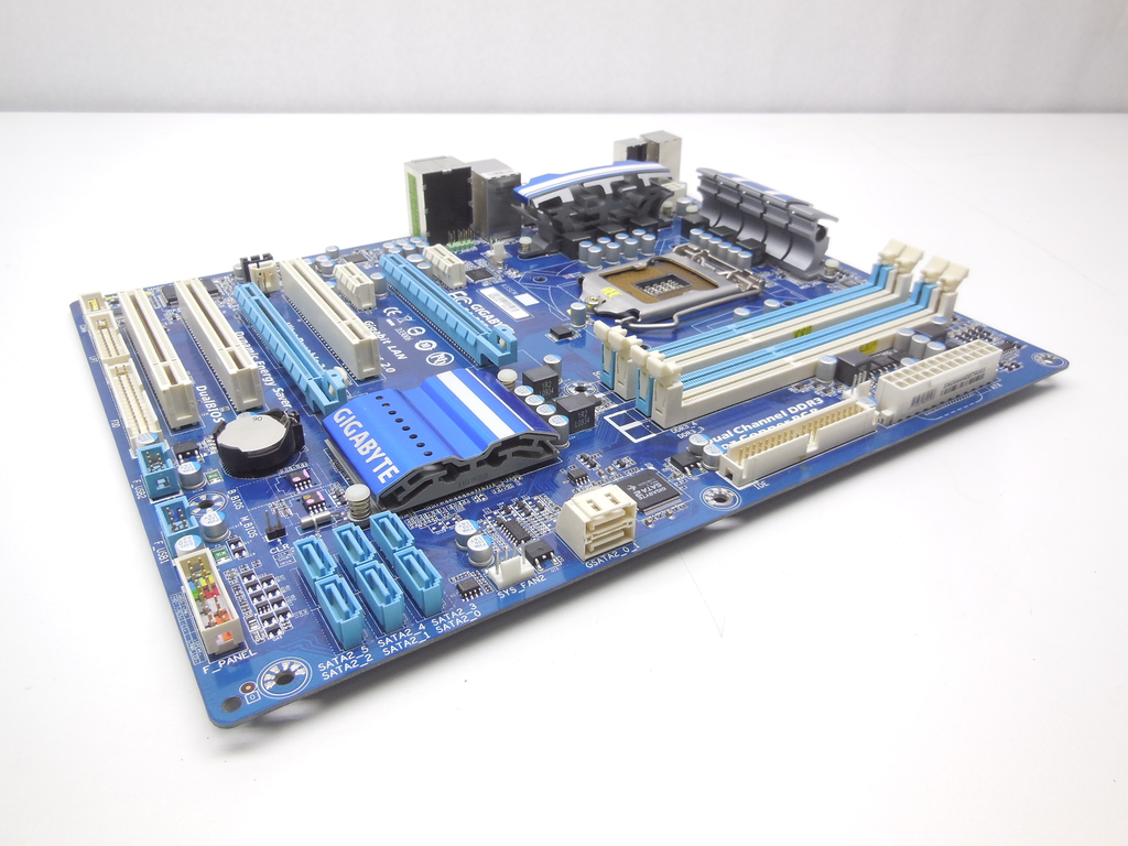 Материнская плата Socket 1156 Gigabyte GA-P55-UD3 <br />Имеется небольшой дефект разъема PS/2 (На работоспособность подключаемых устройств не влияет) - Pic n 310979