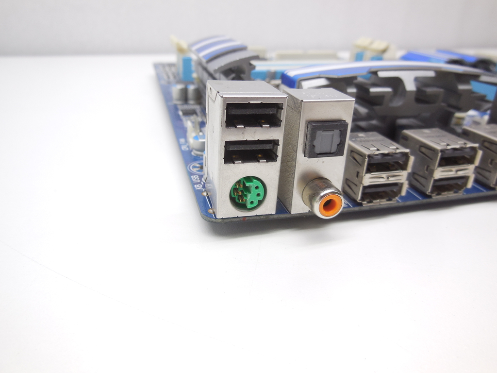 Материнская плата Socket 1156 Gigabyte GA-P55-UD3 <br />Имеется небольшой дефект разъема PS/2 (На работоспособность подключаемых устройств не влияет) - Pic n 310979