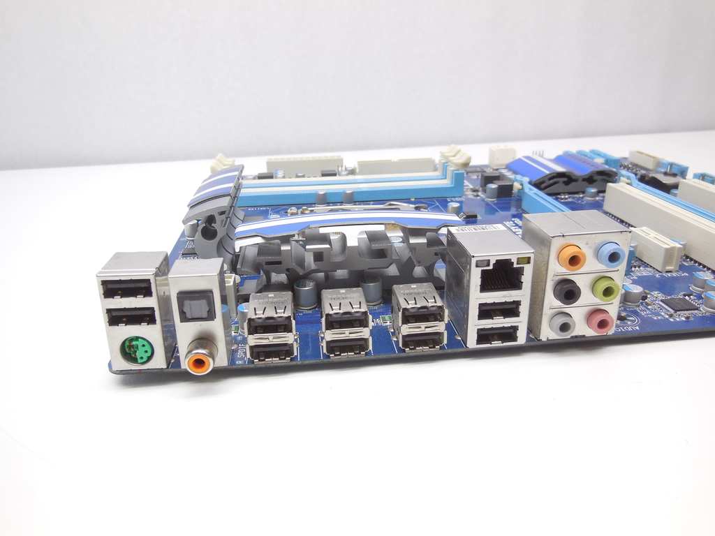 Материнская плата Socket 1156 Gigabyte GA-P55-UD3 <br />Имеется небольшой дефект разъема PS/2 (На работоспособность подключаемых устройств не влияет) - Pic n 310979