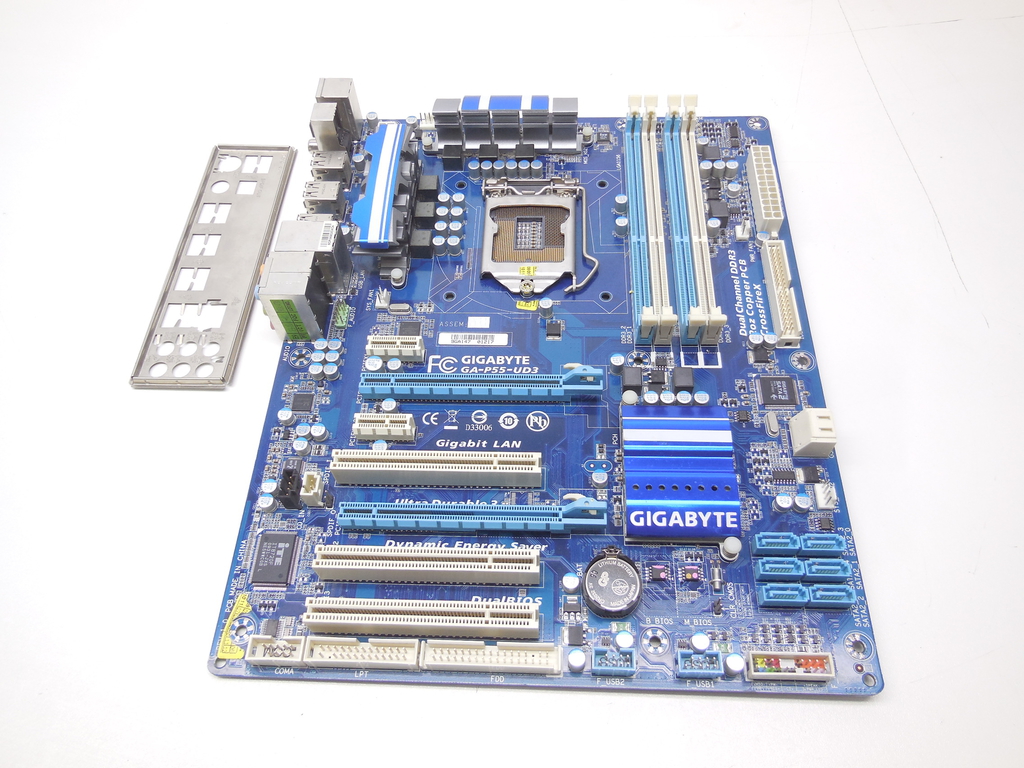 Материнская плата Socket 1156 Gigabyte GA-P55-UD3 <br />Имеется небольшой дефект разъема PS/2 (На работоспособность подключаемых устройств не влияет) - Pic n 310979