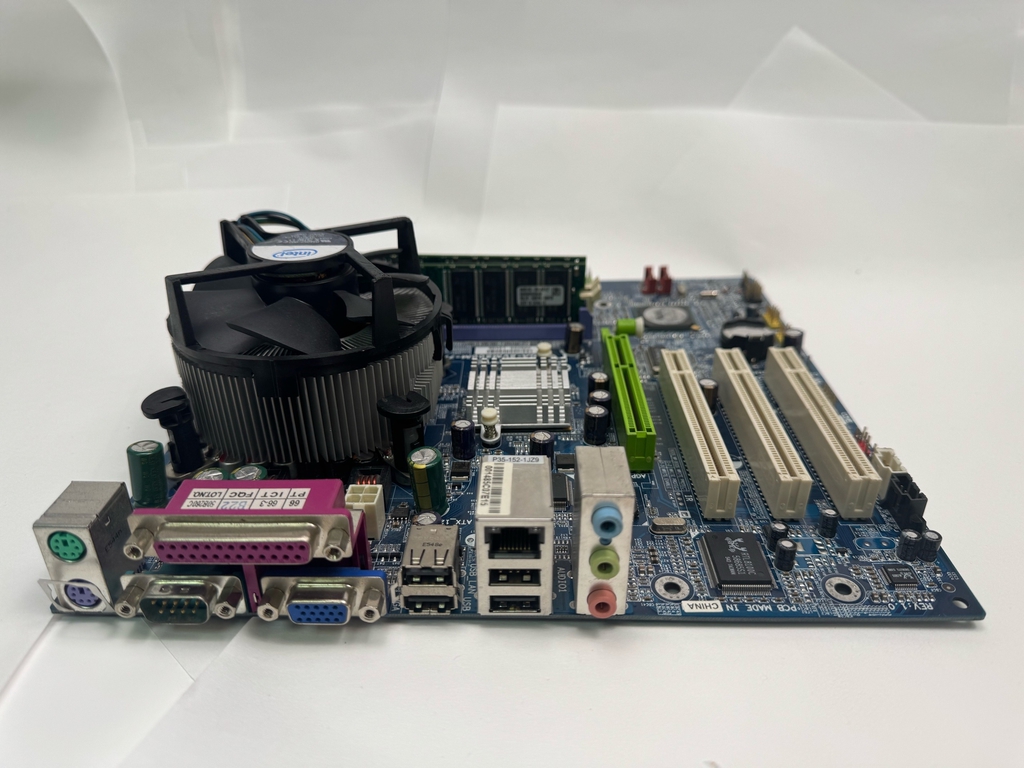 Комплект «Машина времени» / Материнская плата GIGABYTE GA-8VM800M-775 + Процессор Intel Pentium D820 + ОЗУ Kingston KVR400X64C3A/1G + Оригинальный бо - Pic n 311184