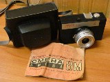 Аналоговый (пленочный) фотоаппарат Смена 8М — шкальный советский фотоаппарат выпускавшийся объединением ЛОМО с 1970 по 1995 год /Объектив — «Триплет» Т-43 1:4/40 мм, несменный, просветлённый /Угловое